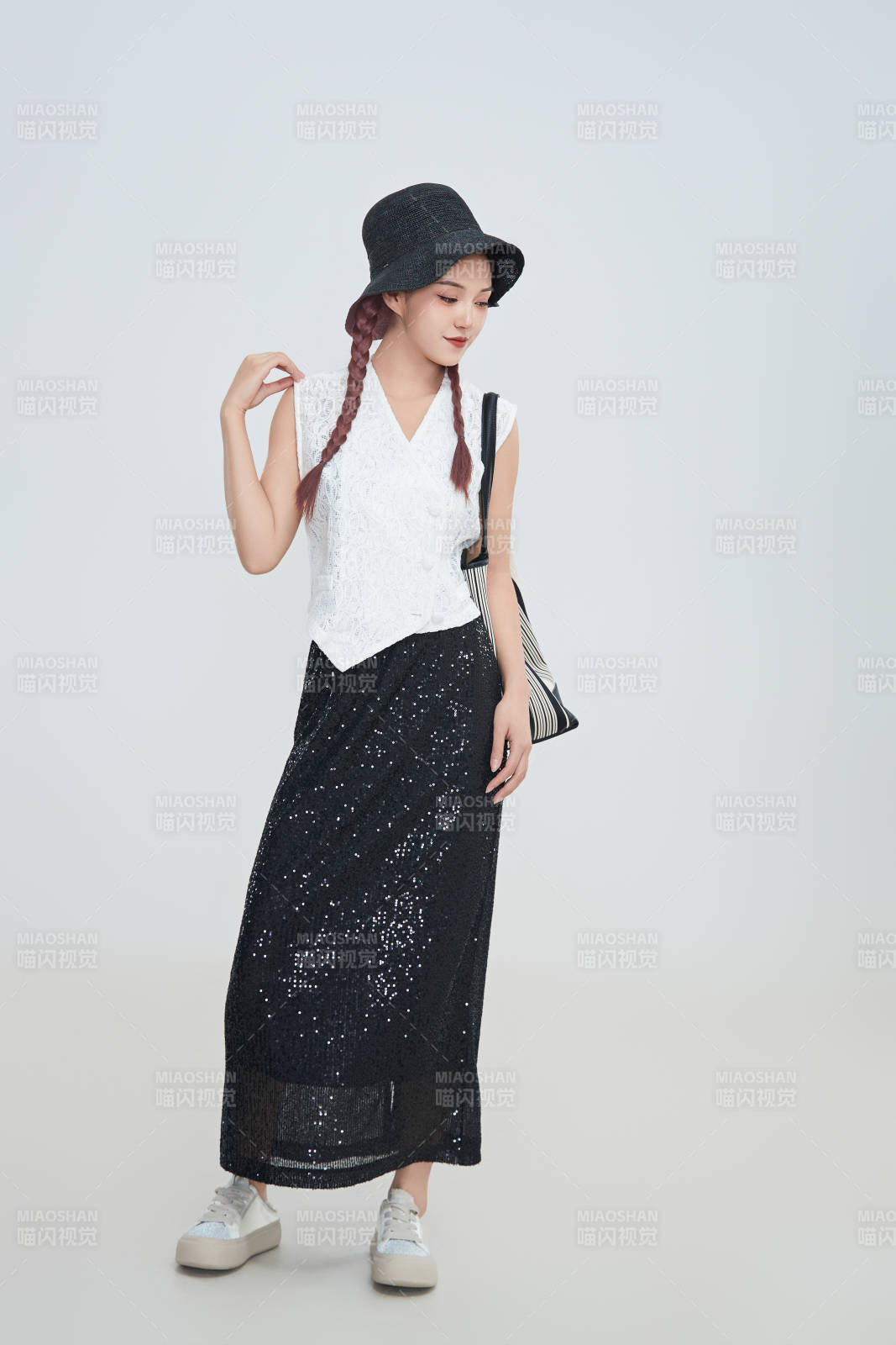 在摄影棚拍摄的青年时尚女性图片