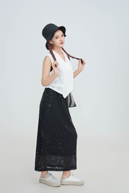 在摄影棚拍摄的青年时尚女性图片