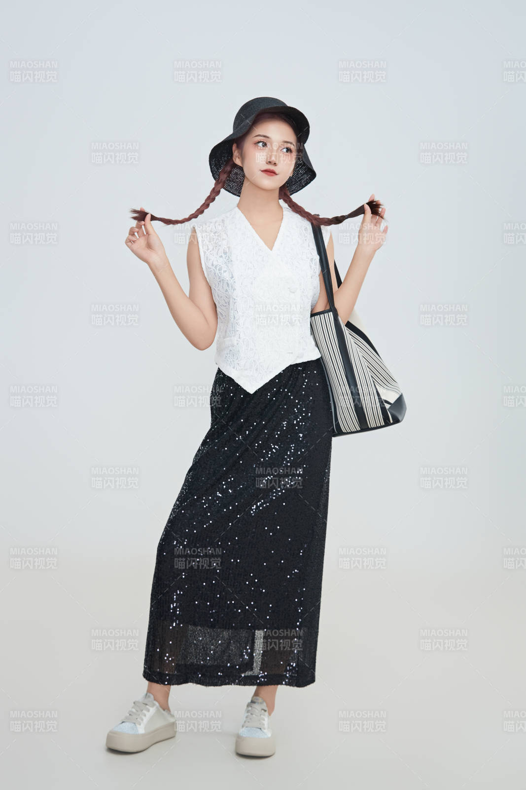 在摄影棚拍摄的青年时尚女性图片