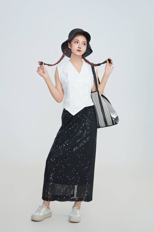 在摄影棚拍摄的青年时尚女性图片