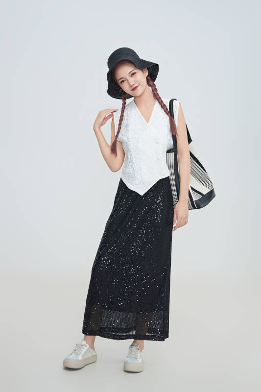 在摄影棚拍摄的青年时尚女性图片