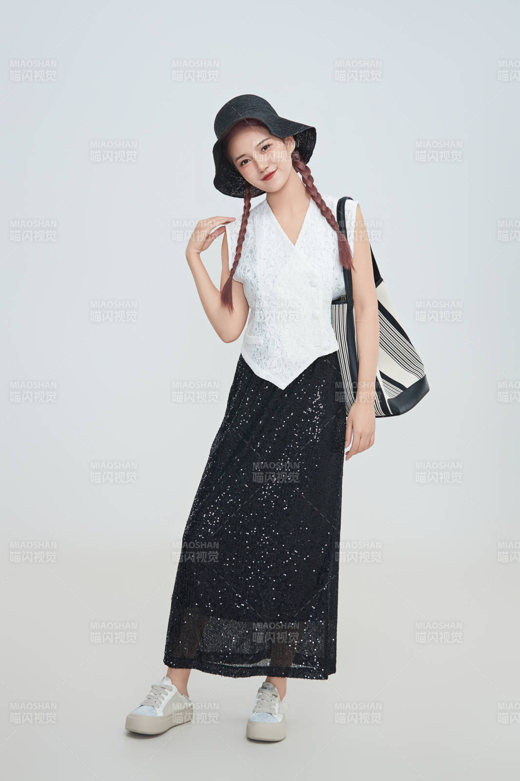 在摄影棚拍摄的青年时尚女性图片