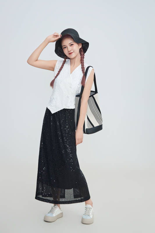 在摄影棚拍摄的青年时尚女性图片