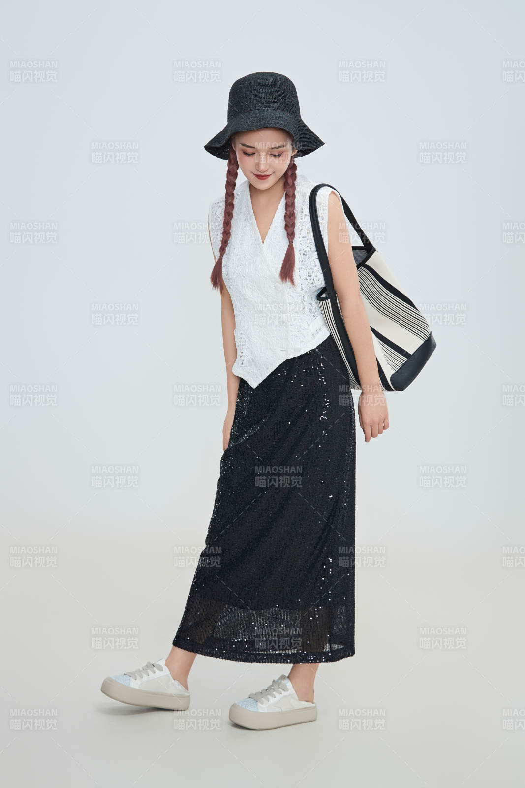 在摄影棚拍摄的青年时尚女性图片