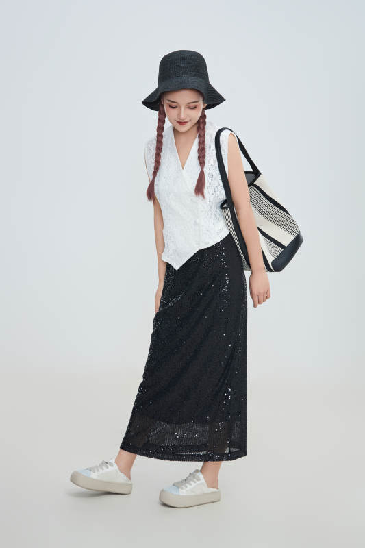 在摄影棚拍摄的青年时尚女性图片