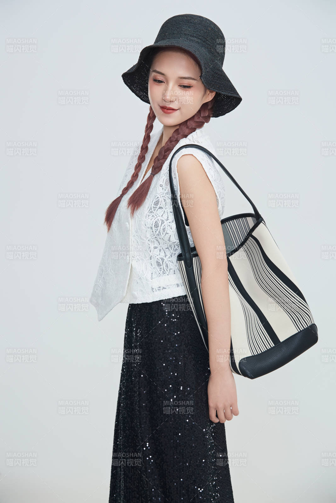 在摄影棚拍摄的青年时尚女性图片