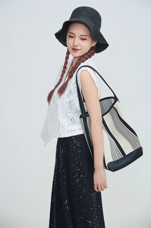 在摄影棚拍摄的青年时尚女性图片