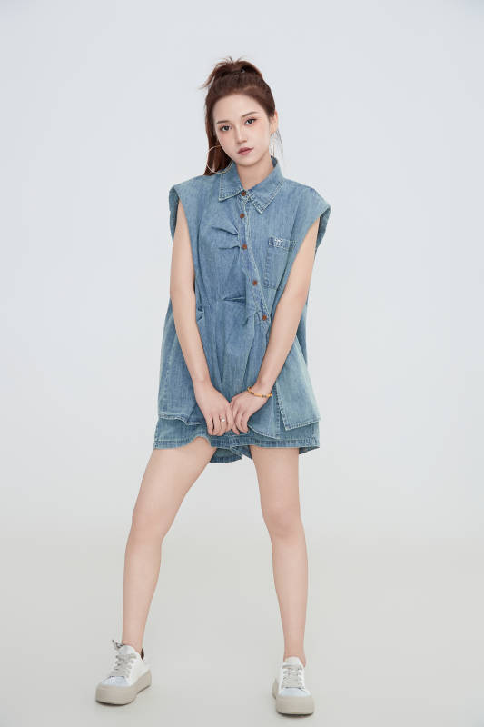 在摄影棚拍摄的青年时尚女性图片