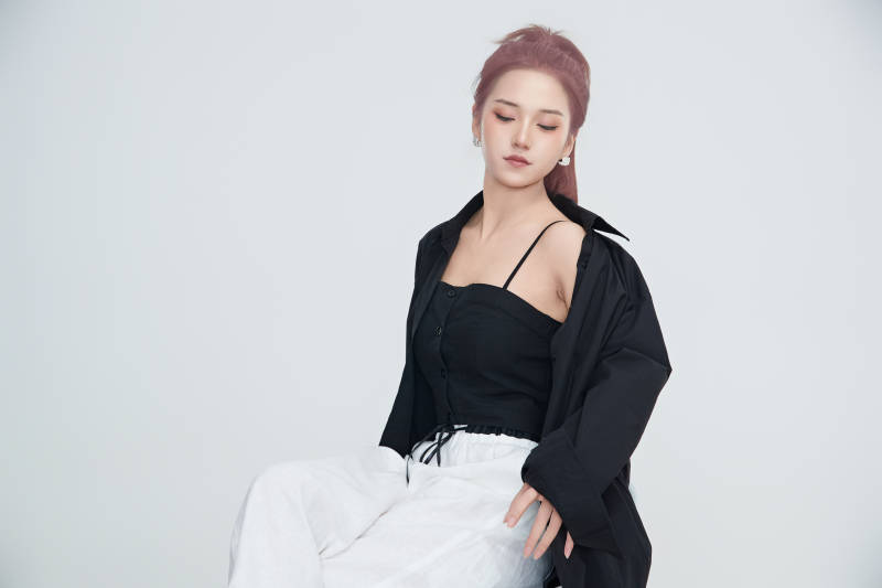 在摄影棚拍摄的青年时尚女性图片