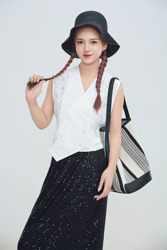 在摄影棚拍摄的青年时尚女性图片