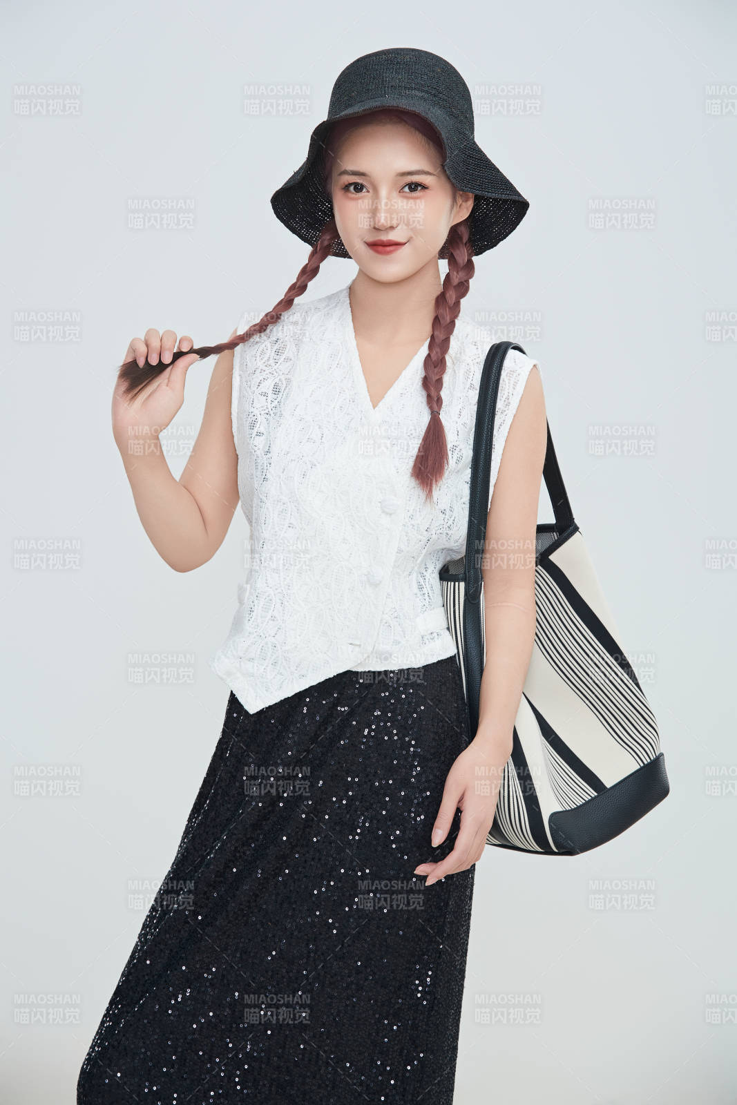 在摄影棚拍摄的青年时尚女性图片