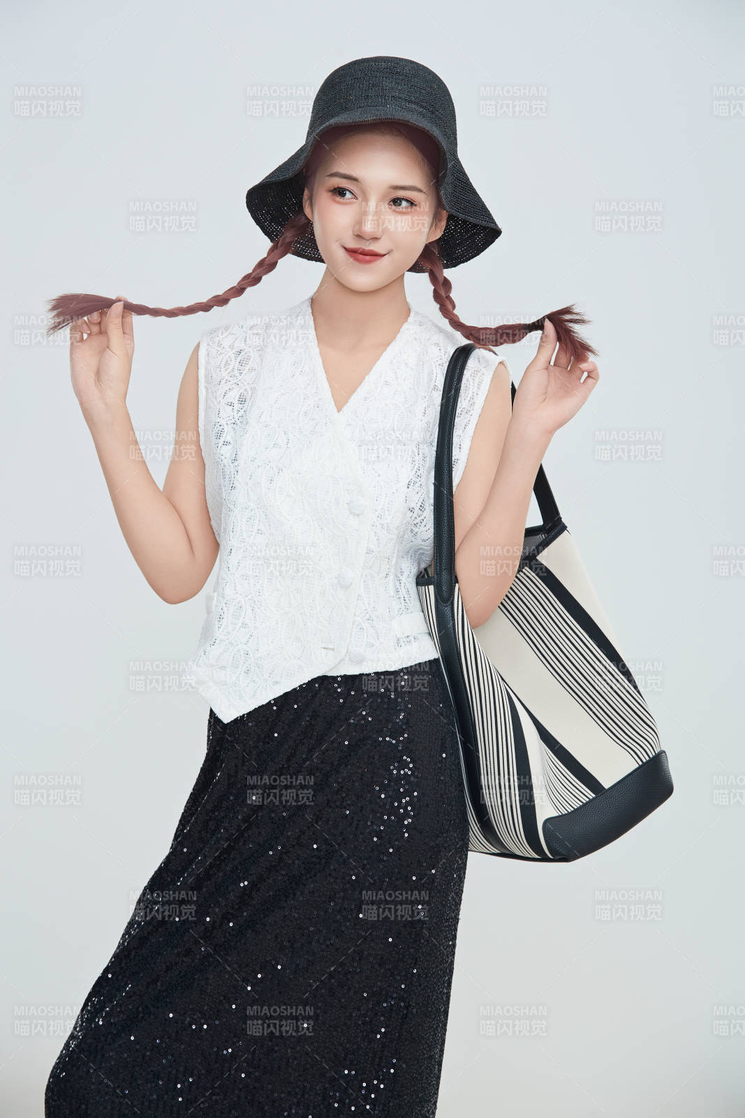 在摄影棚拍摄的青年时尚女性图片