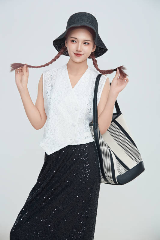 在摄影棚拍摄的青年时尚女性图片