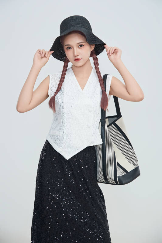 在摄影棚拍摄的青年时尚女性图片