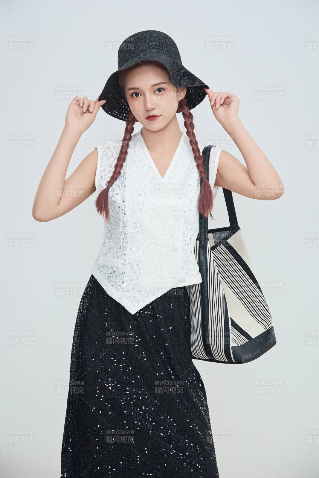 在摄影棚拍摄的青年时尚女性图片