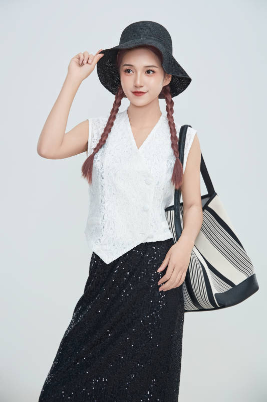 在摄影棚拍摄的青年时尚女性图片