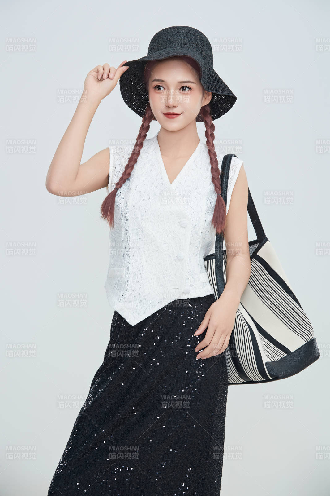 在摄影棚拍摄的青年时尚女性图片