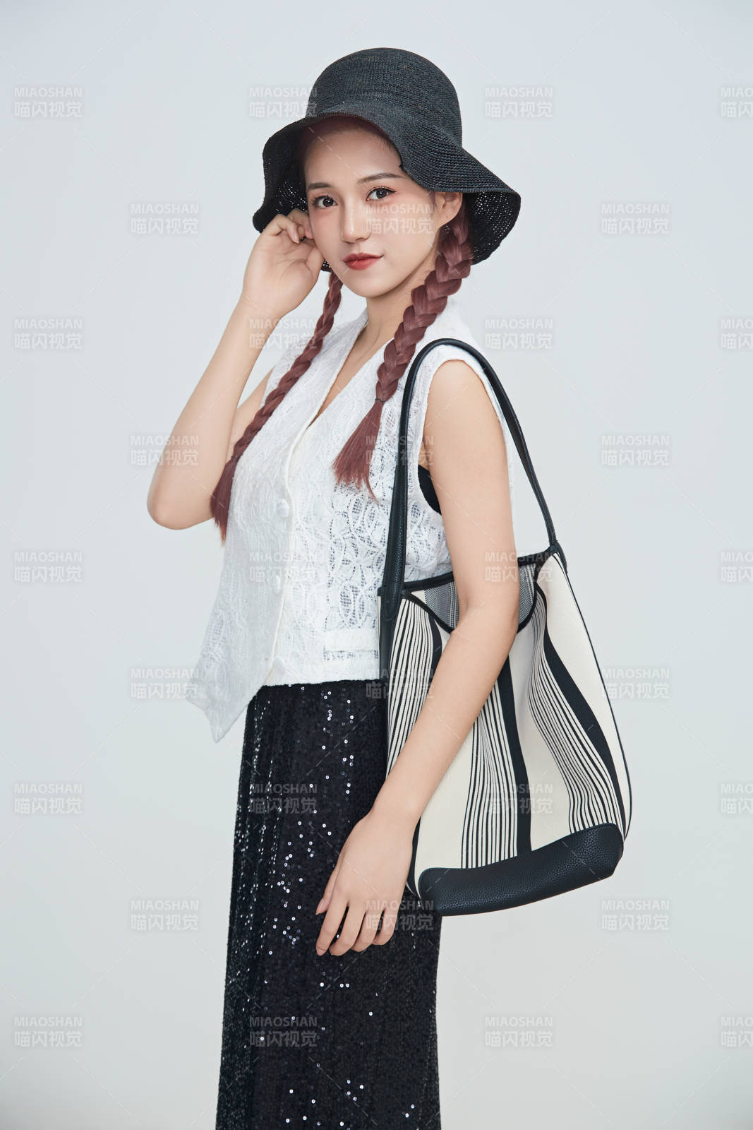 在摄影棚拍摄的青年时尚女性图片