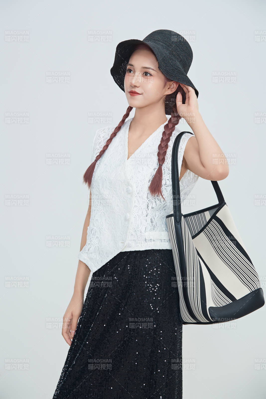 在摄影棚拍摄的青年时尚女性图片