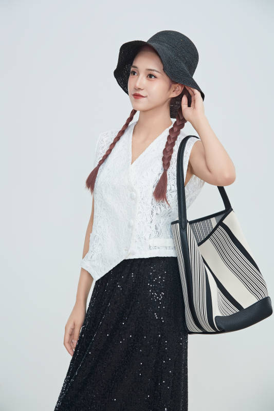 在摄影棚拍摄的青年时尚女性图片