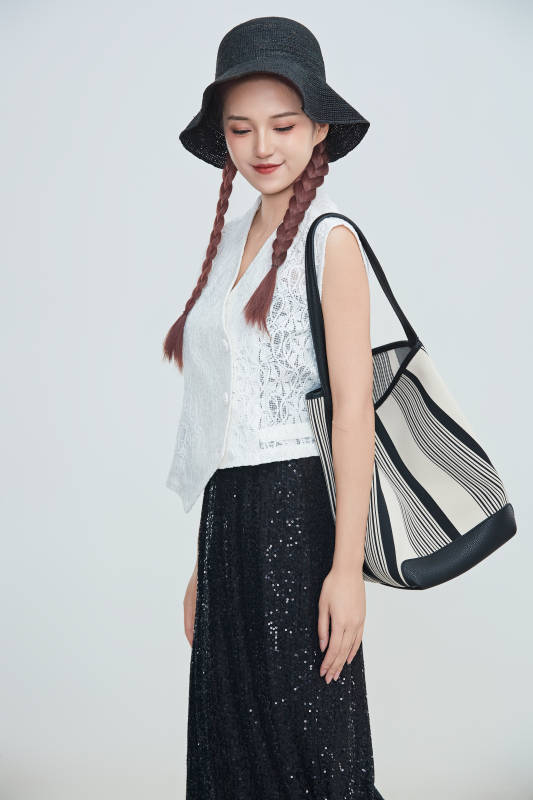 在摄影棚拍摄的青年时尚女性图片