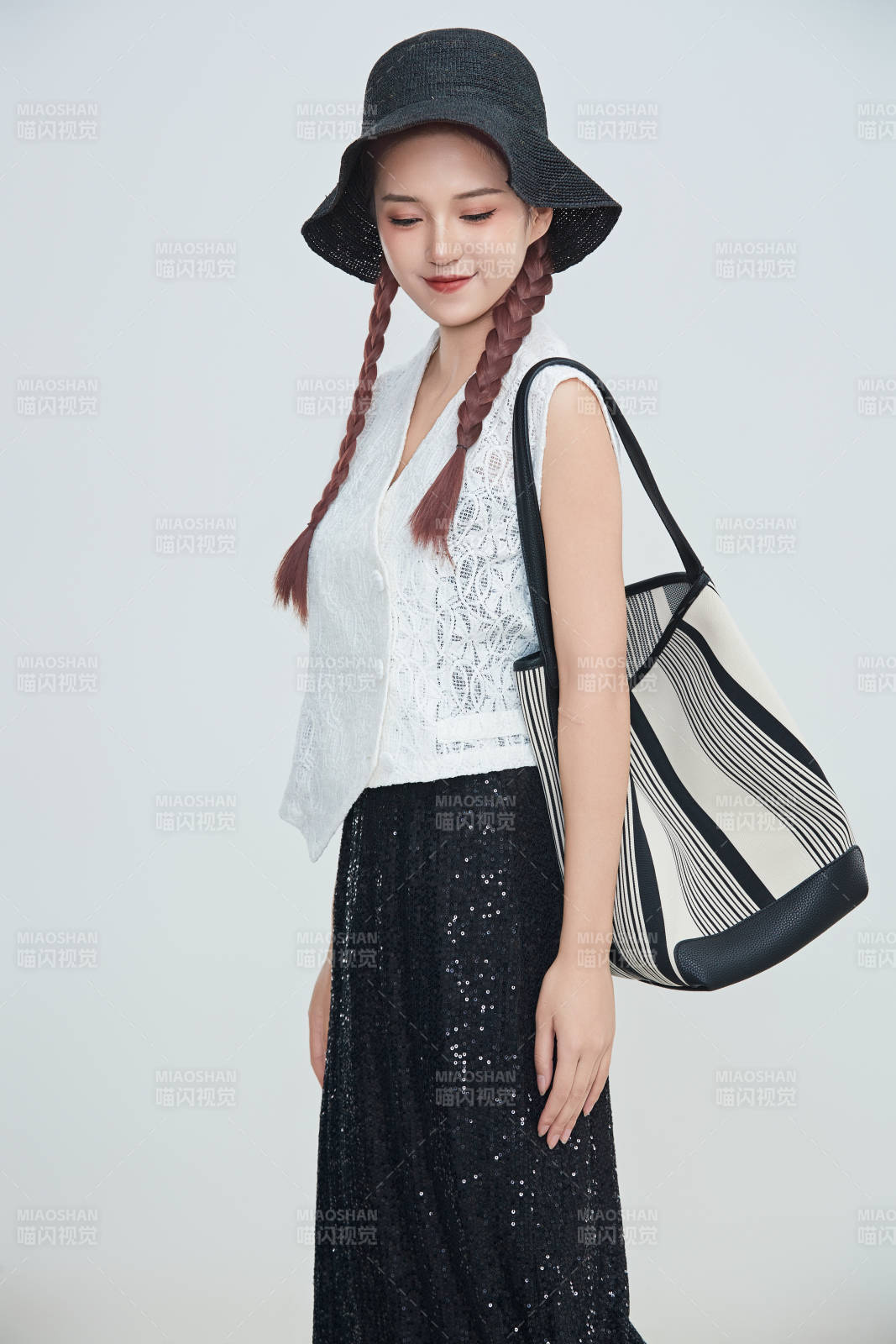 在摄影棚拍摄的青年时尚女性图片