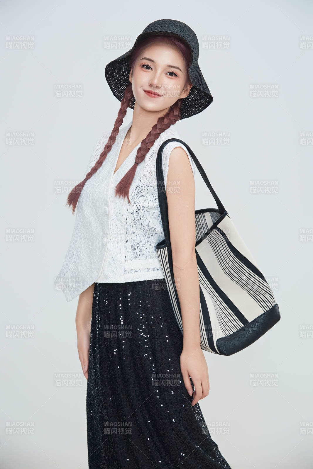 在摄影棚拍摄的青年时尚女性图片