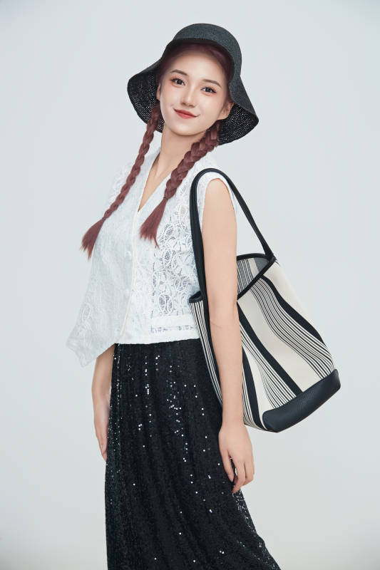 在摄影棚拍摄的青年时尚女性图片