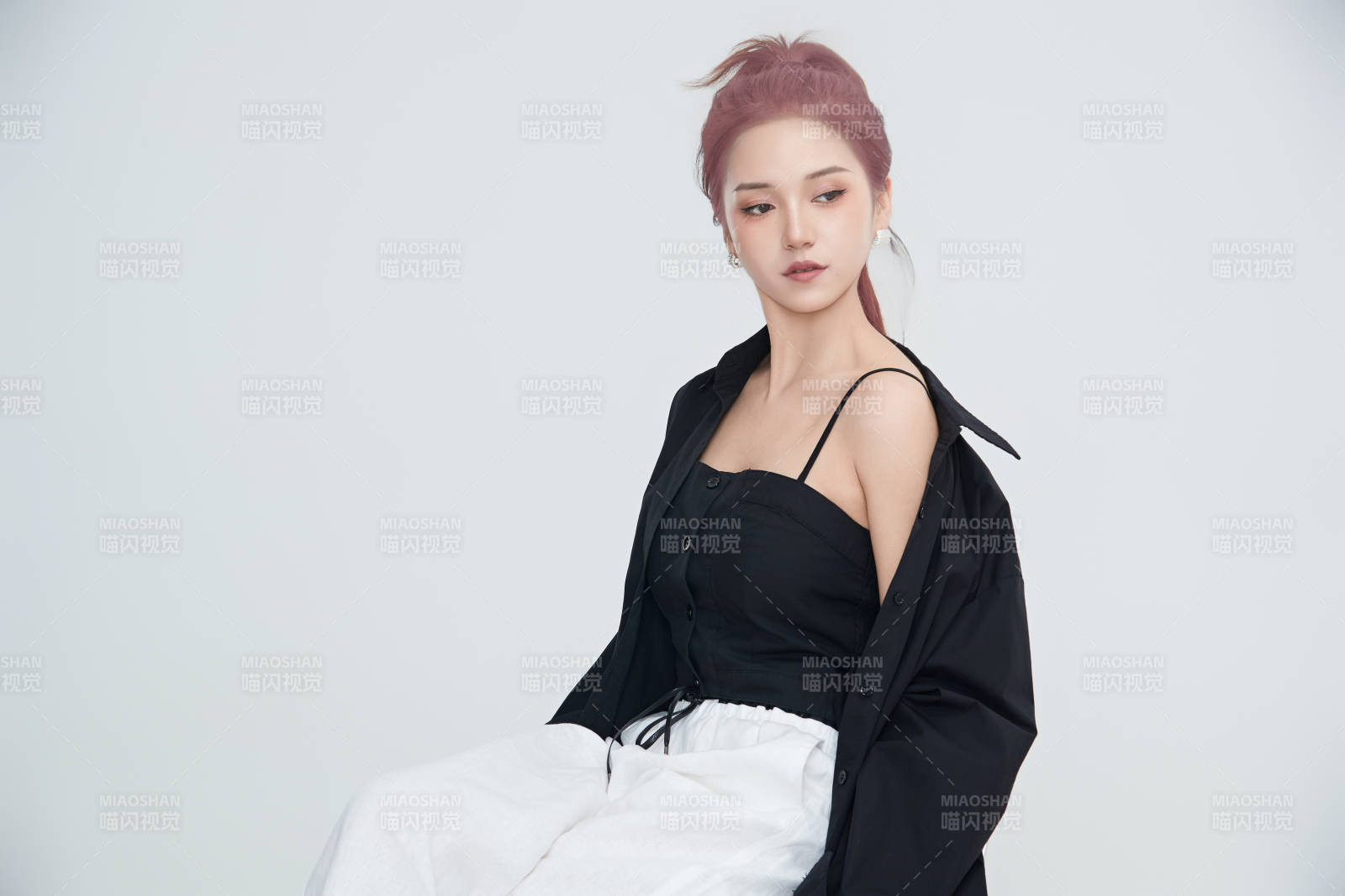 在摄影棚拍摄的青年时尚女性图片