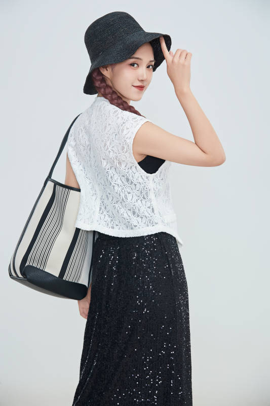 在摄影棚拍摄的青年时尚女性图片