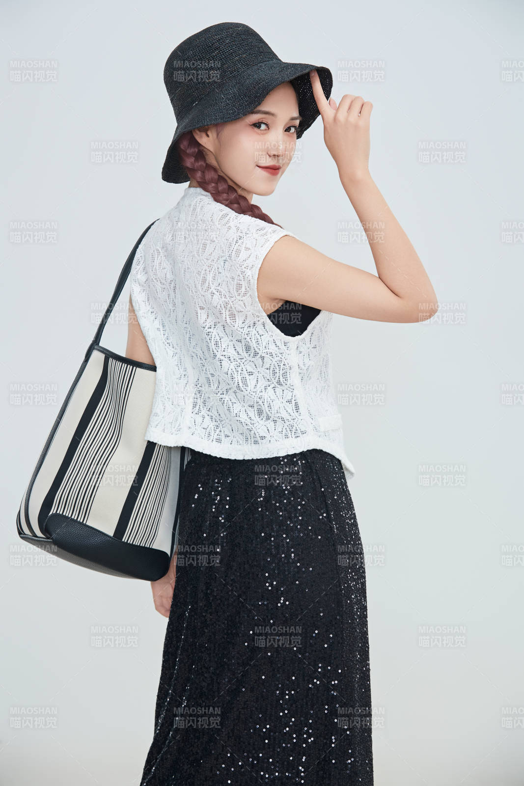 在摄影棚拍摄的青年时尚女性图片