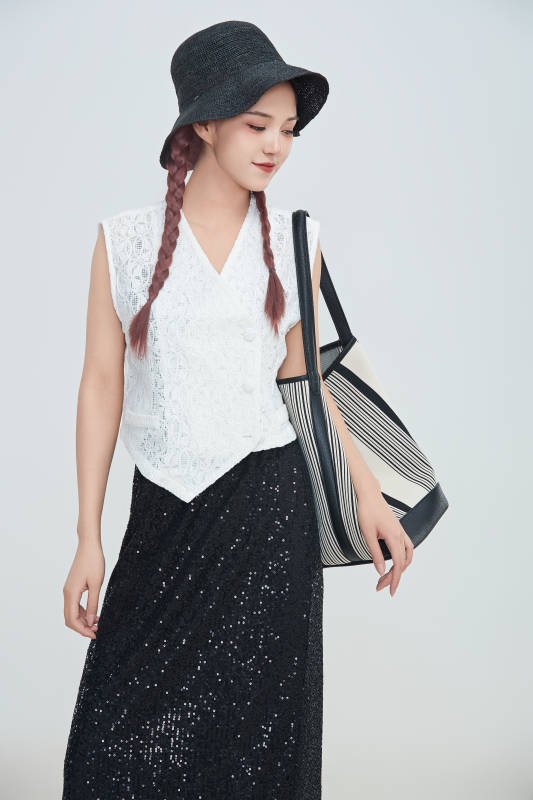 在摄影棚拍摄的青年时尚女性图片