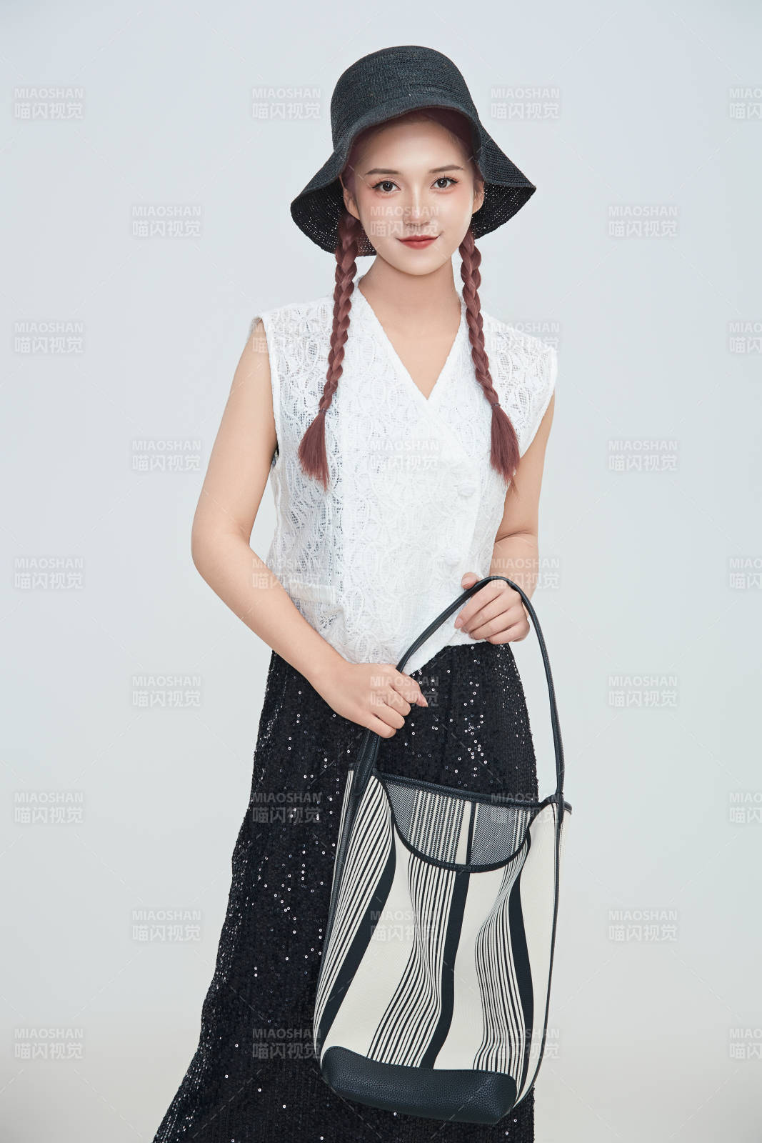 在摄影棚拍摄的青年时尚女性图片