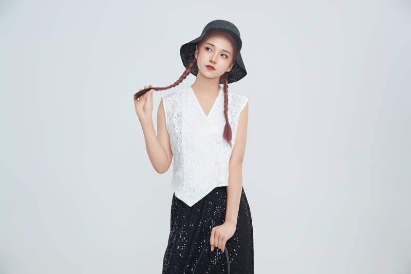 在摄影棚拍摄的青年时尚女性图片