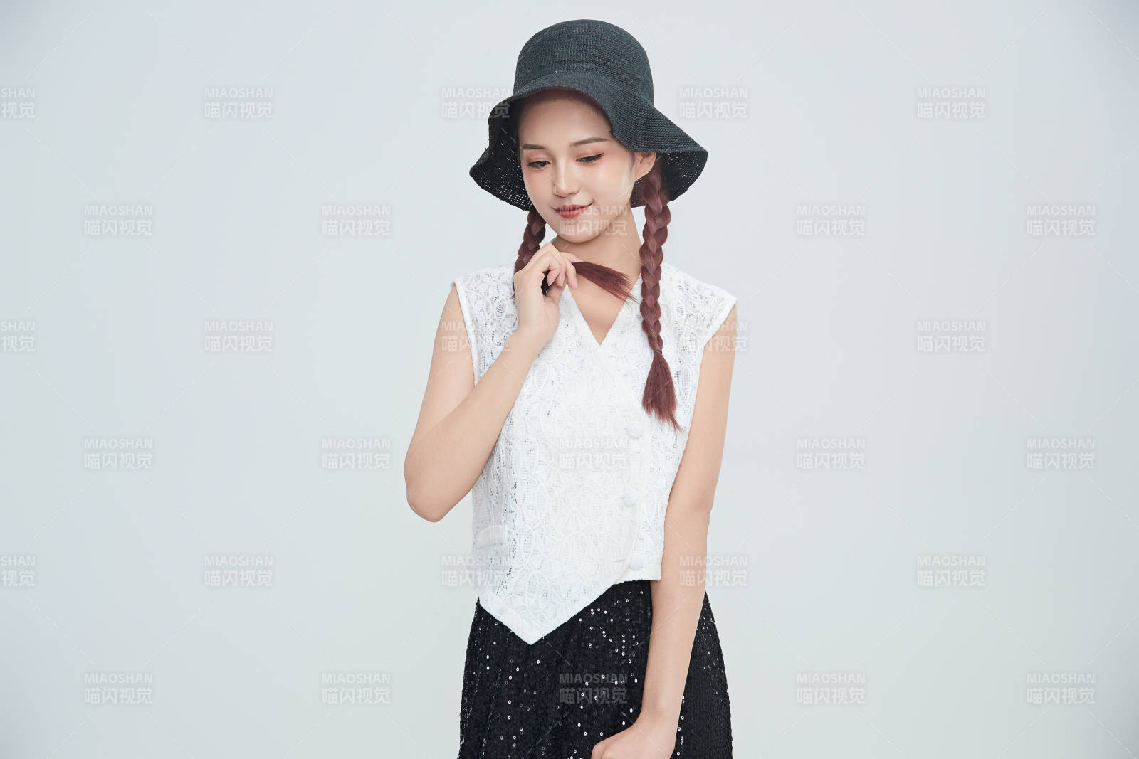 在摄影棚拍摄的青年时尚女性图片