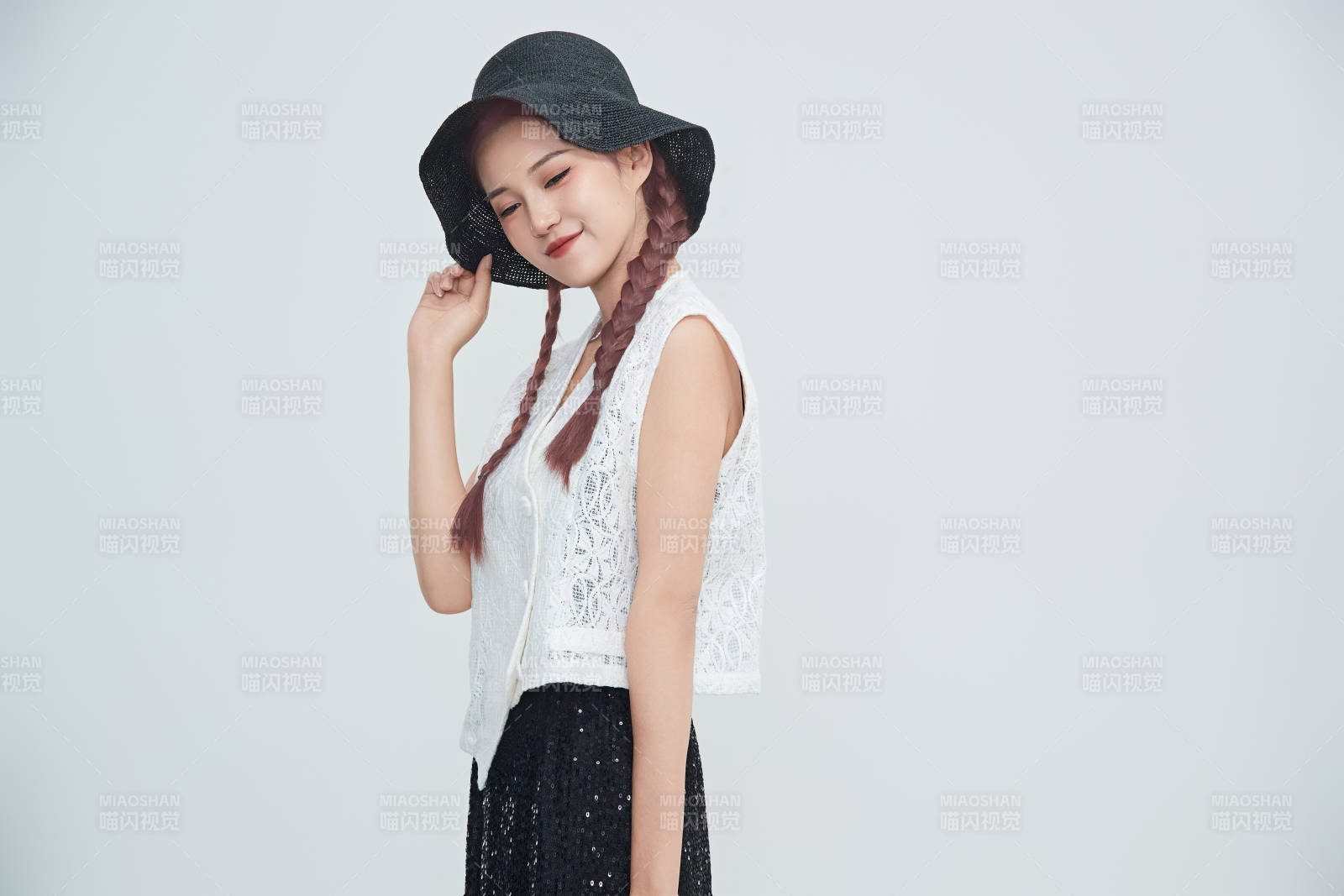 在摄影棚拍摄的青年时尚女性图片