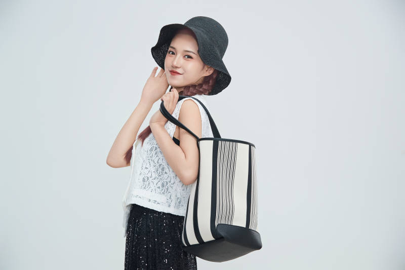 在摄影棚拍摄的青年时尚女性图片