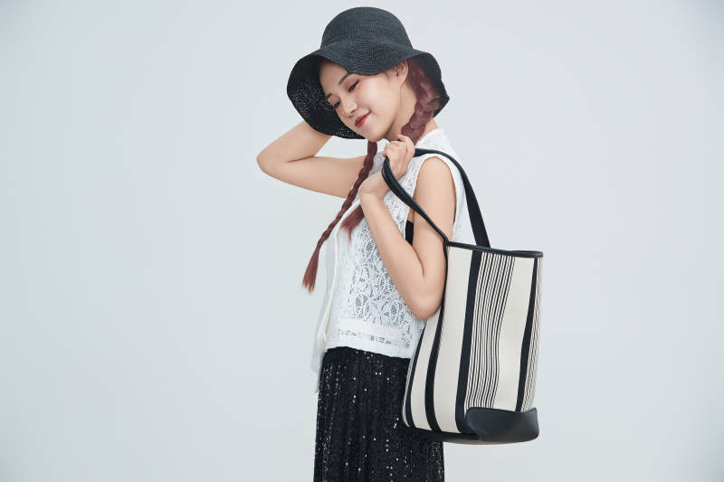 在摄影棚拍摄的青年时尚女性图片