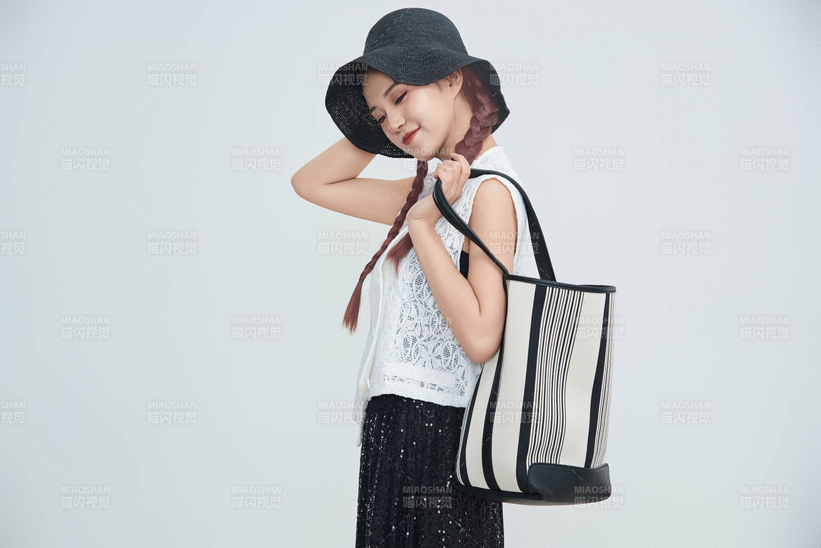 在摄影棚拍摄的青年时尚女性图片