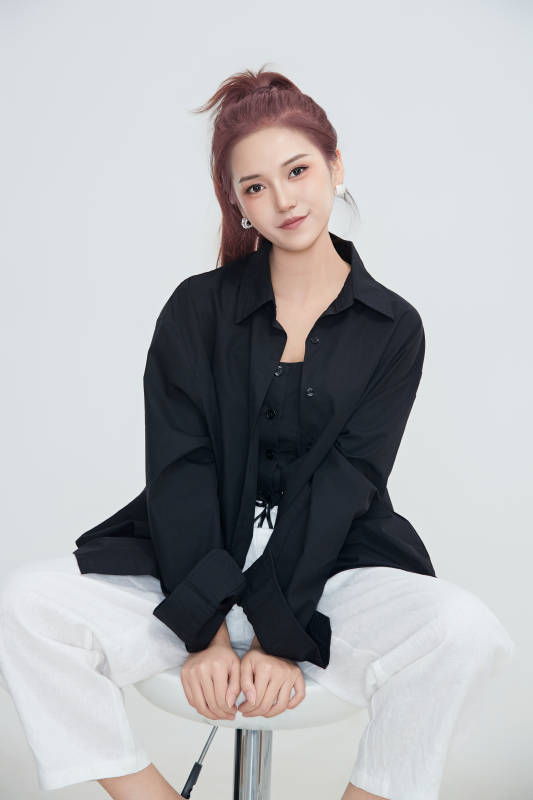 在摄影棚拍摄的青年时尚女性图片