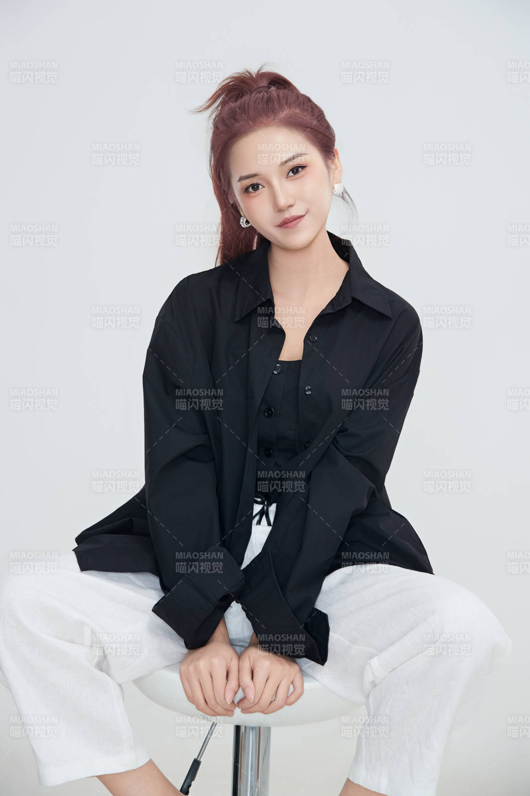 在摄影棚拍摄的青年时尚女性图片