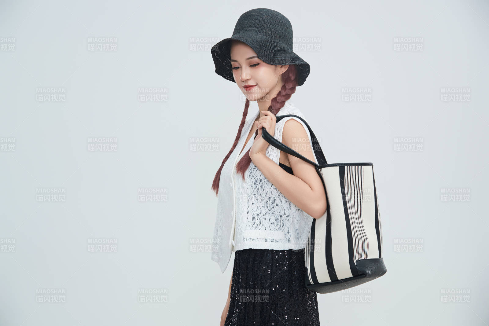 在摄影棚拍摄的青年时尚女性图片