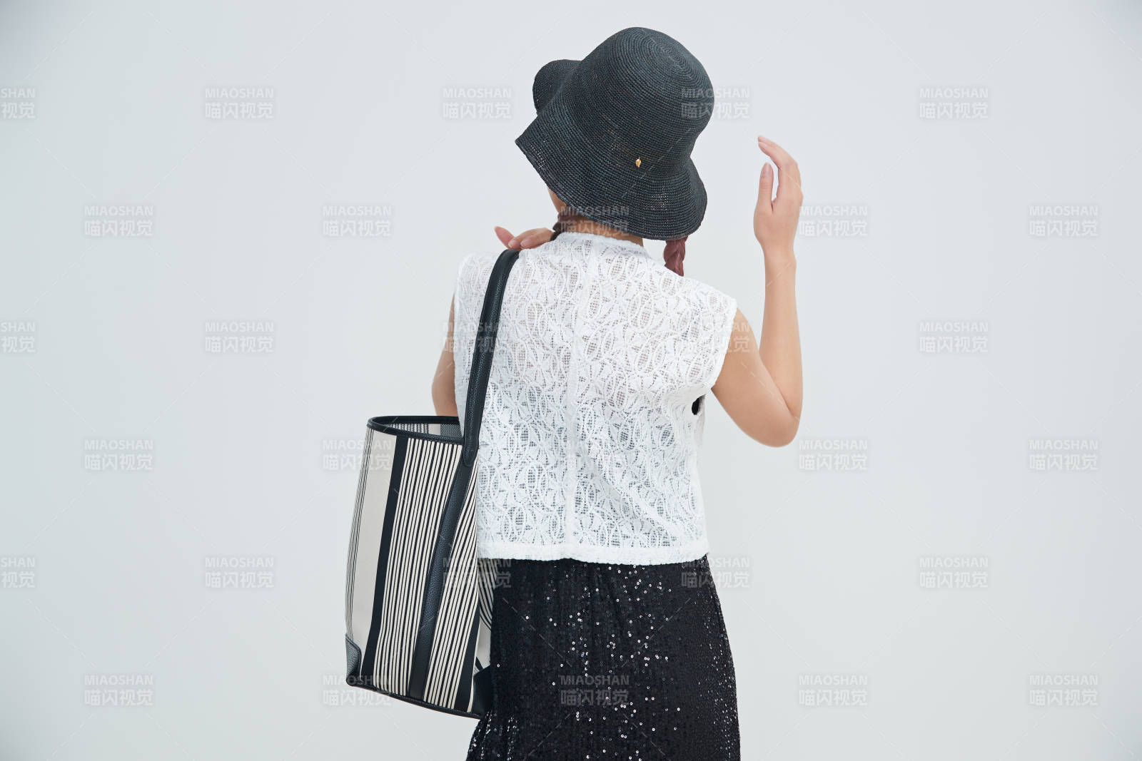 在摄影棚拍摄的青年时尚女性图片