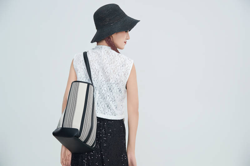 在摄影棚拍摄的青年时尚女性图片