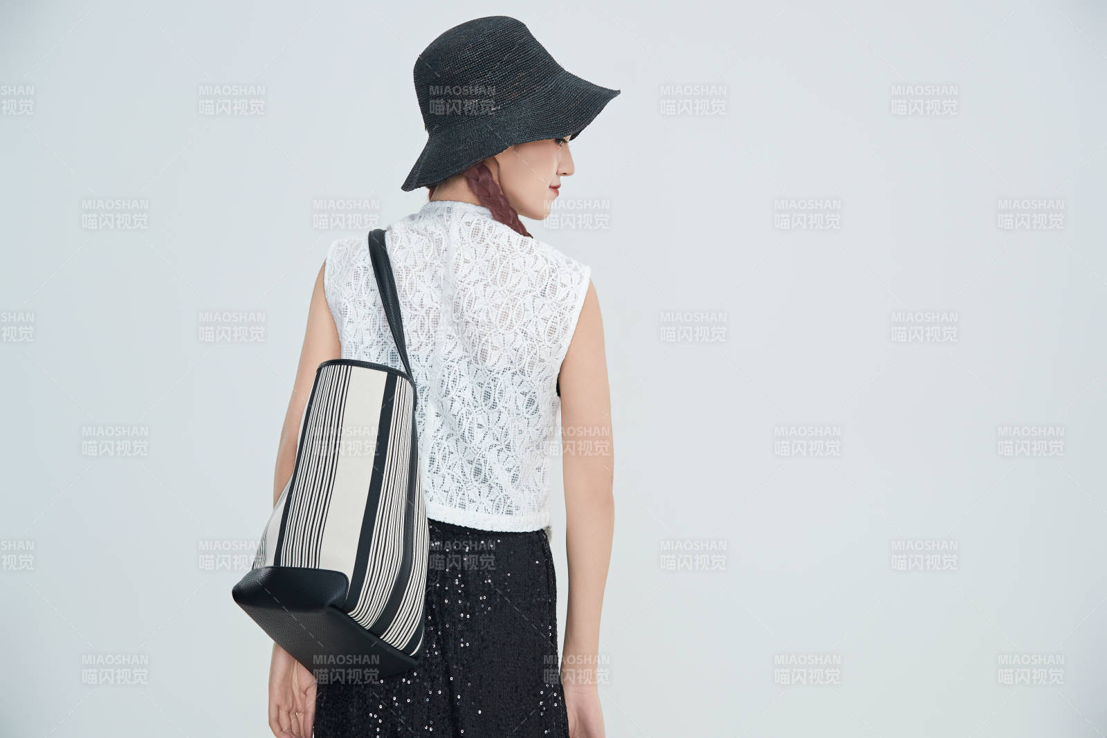 在摄影棚拍摄的青年时尚女性图片