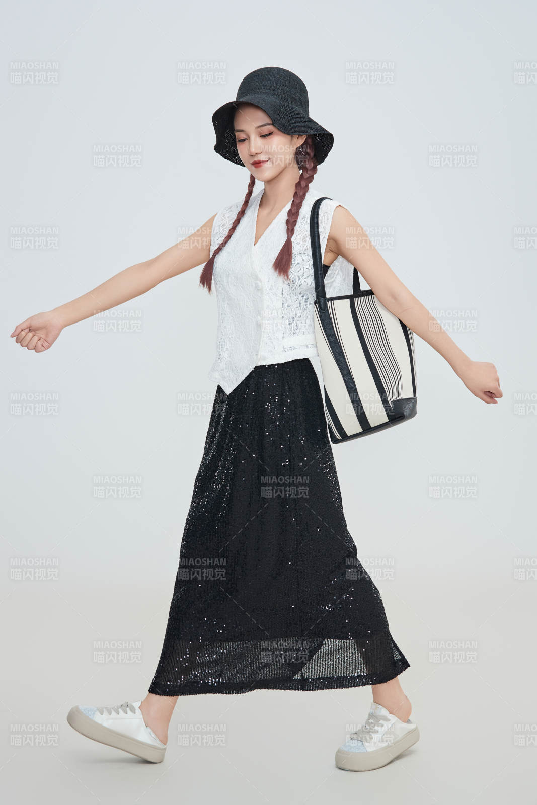 在摄影棚拍摄的青年时尚女性图片