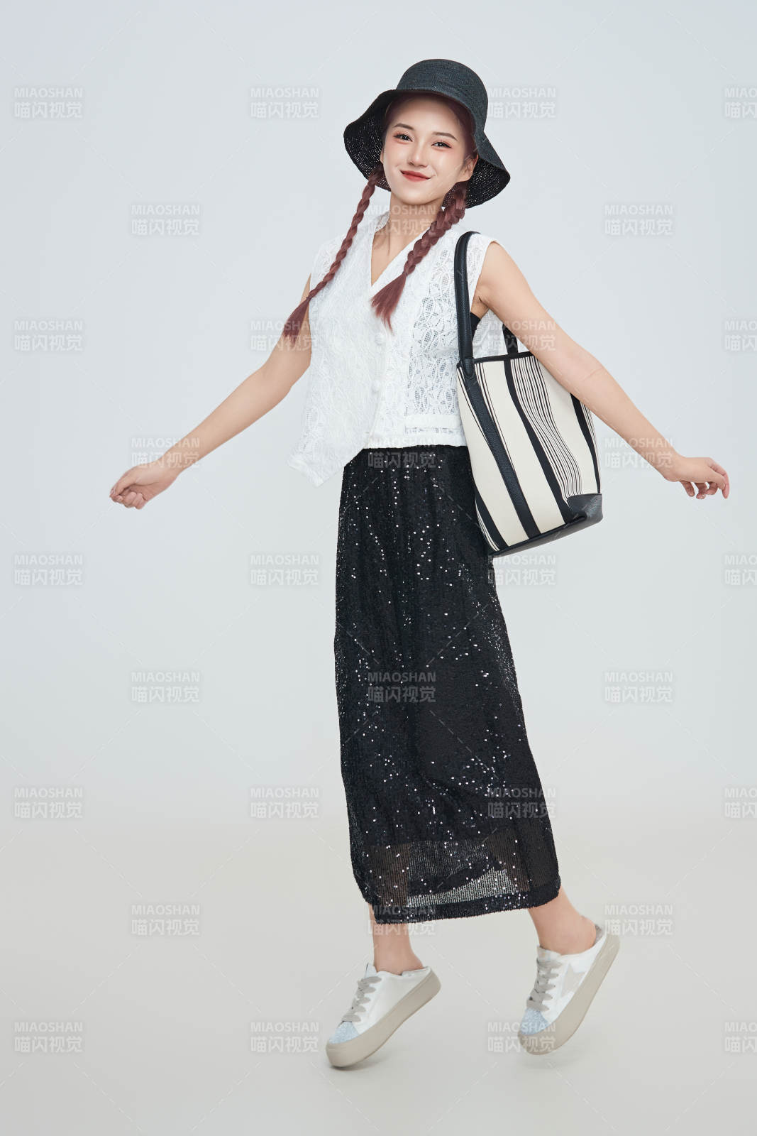 在摄影棚拍摄的青年时尚女性图片