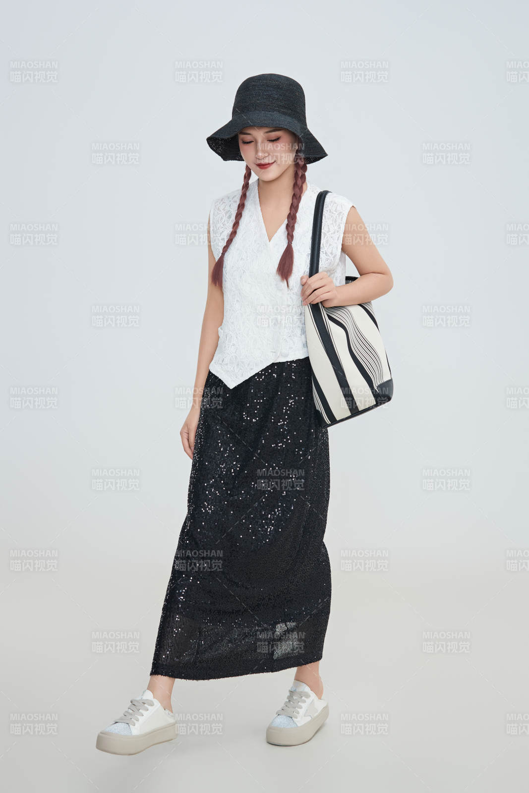 在摄影棚拍摄的青年时尚女性图片