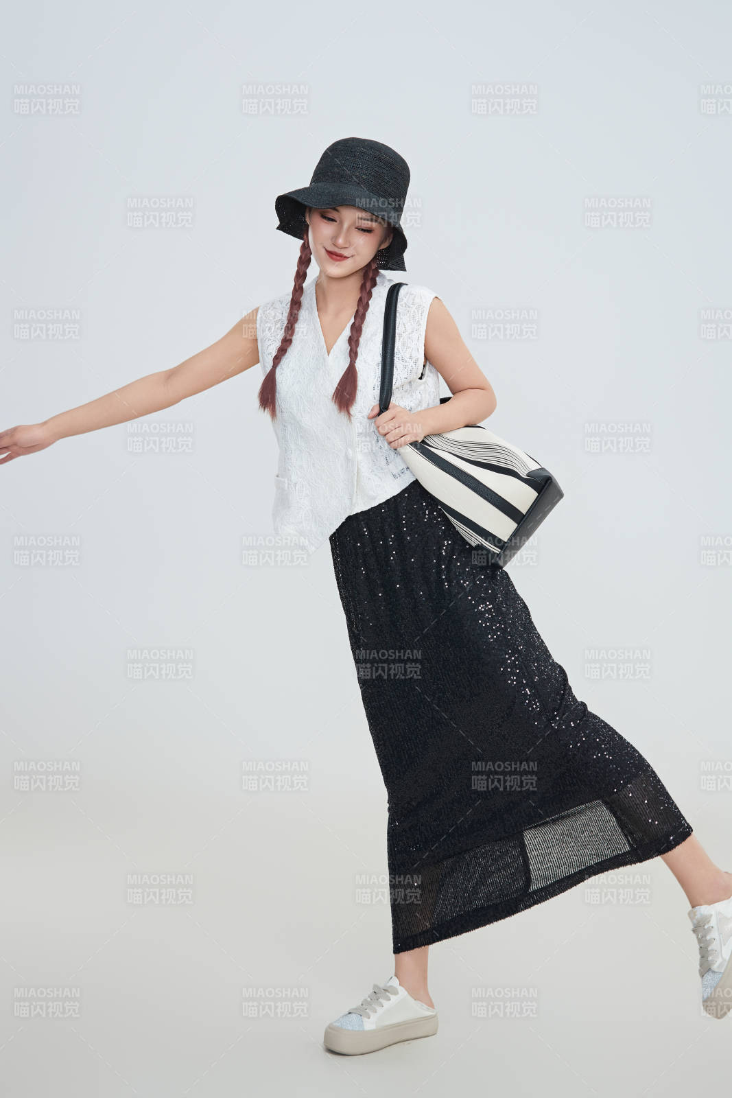 在摄影棚拍摄的青年时尚女性图片