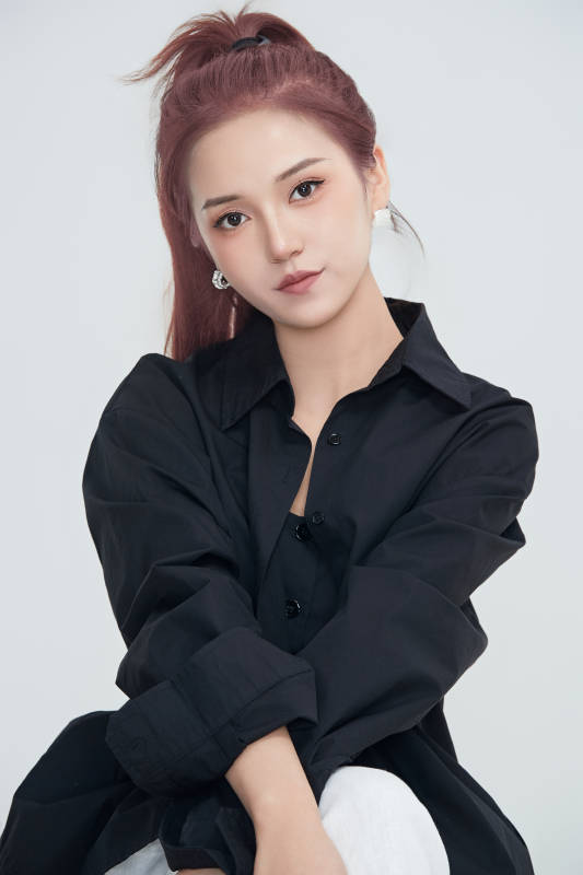 在摄影棚拍摄的青年时尚女性图片